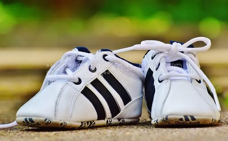 B体育网页版在线登录官网如流**时尚运动鞋长袜女：舒适、透气、吸湿排
汗，提升运动表现**